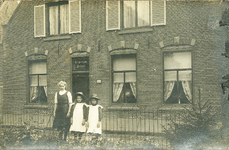 824195 Gezicht op de voorgevel van het huis Dorpsstraat 86 (woonhuis van decoratieschilder R.E. Kamerling) te Loenen ...